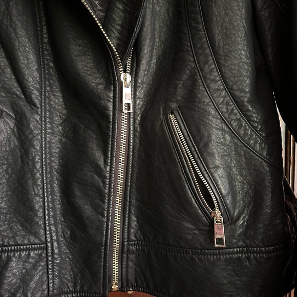 Guess Fitted Leather Jacket with Yellow Gold Details 🖤 Size XL - Picture 3 of 7